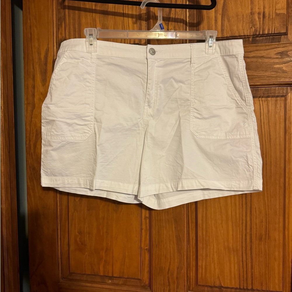 Women’s size 18 white StJohns Bay cotton shorts. 
Pre-owned but in EUC. Zips